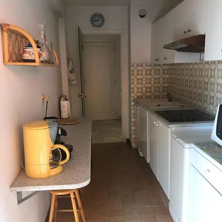 Daire One Bedroom Behind Martinez *