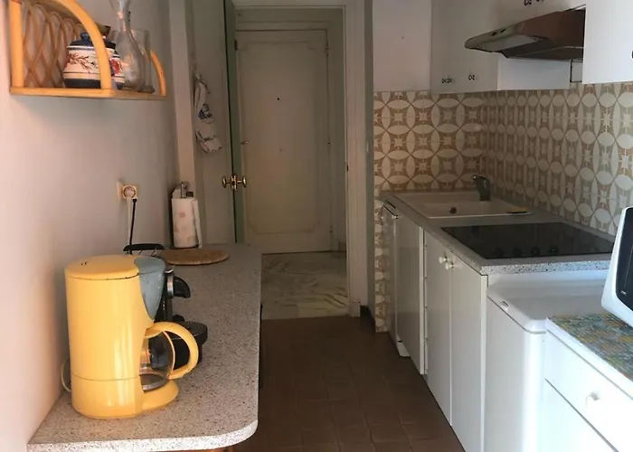 Daire One Bedroom Behind Martinez *